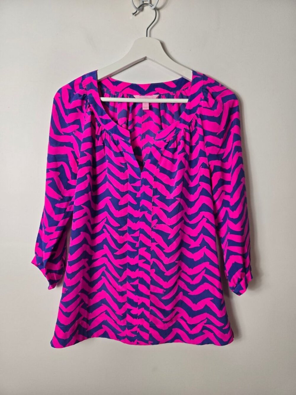 LILLY PULITZER 100% Silk Seagulls Moxy Blouse in “I got lucky” Pink/Blue Size XS
